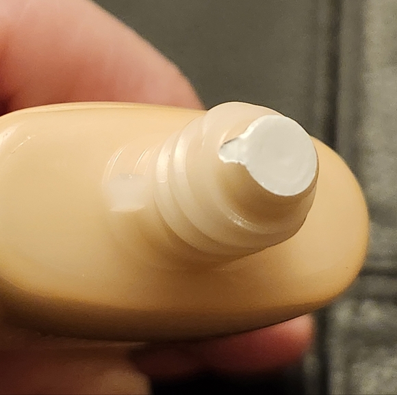 Clinique Stay-Matte Oil-Free Makeup Foundation In 05 Fair - Picture 8 of 8